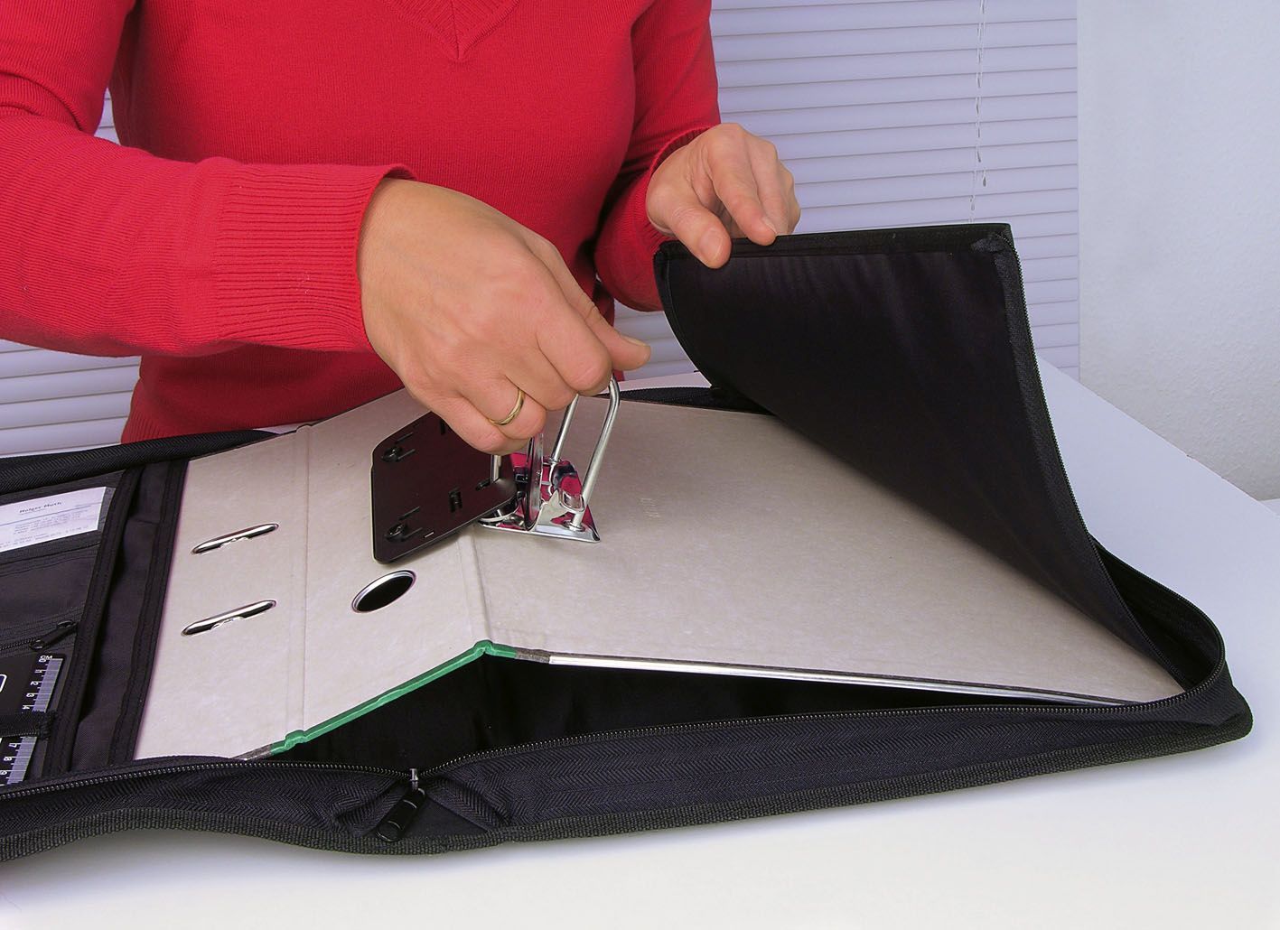 Ordnertasche - A4-Ordner bis 75 mm Rücken, schwarz, Polyester Ordnertasche - A4-Ordner bis 75 mm Rücken, schwarz, Polyester