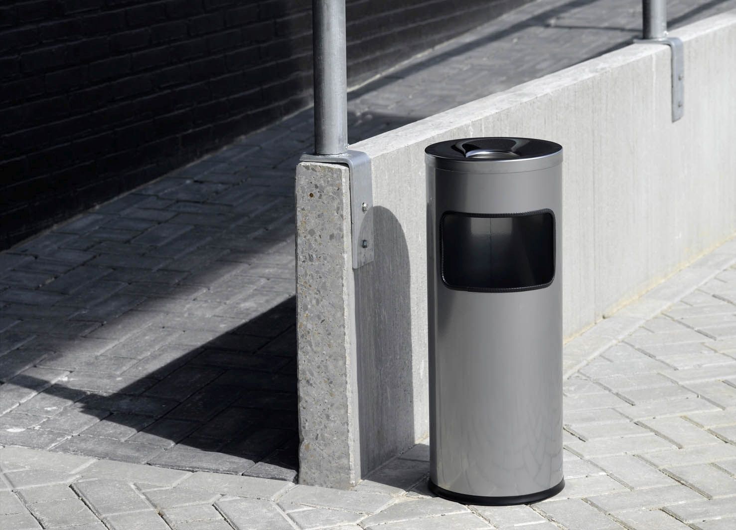 Papierkorb mit Ascher SAFE Metall - Ø250 x 630 mm, 17 l silber metallic Papierkorb mit Ascher SAFE Metall - Ø250 x 630 mm, 17 l silber metallic