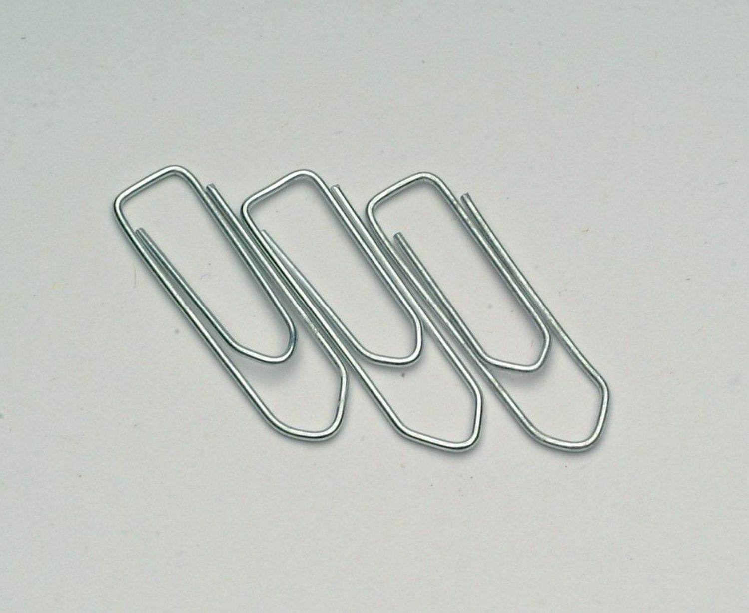 Büroklammern - 32 mm glatt, verzinkt spitz, 75 Stück Büroklammern - 32 mm glatt, verzinkt spitz, 75 Stück